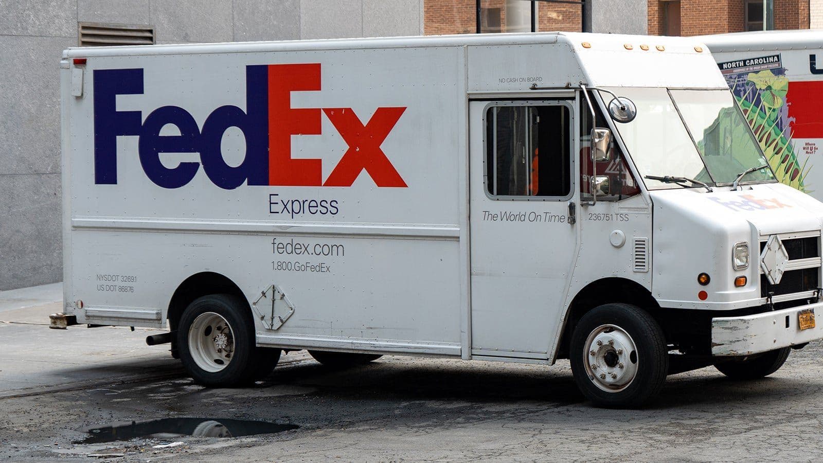 Caminhão da FedEx é assaltado e leva quase US$ 1 milhão em cards