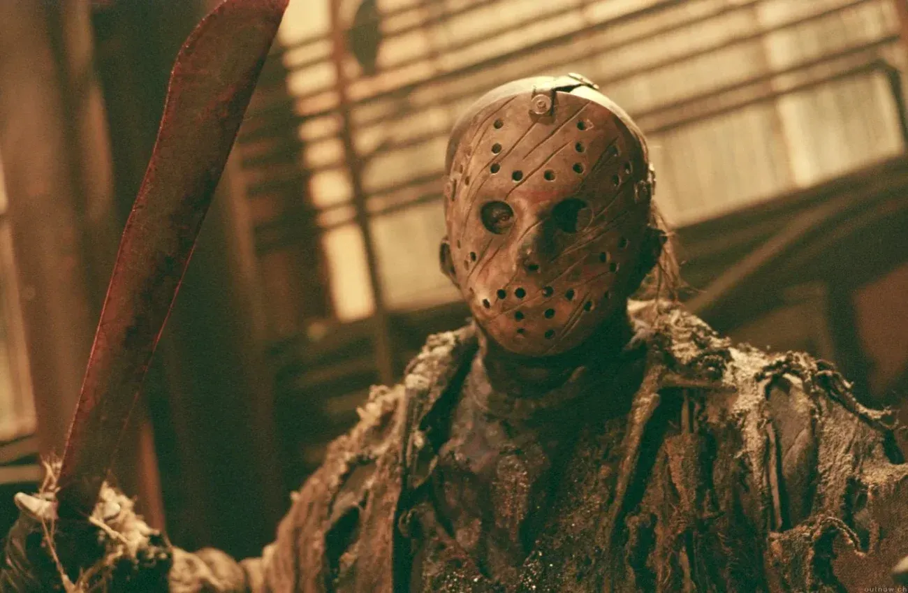 Crystal Lake revela visual do jovem Jason Voorhees com facão na mão