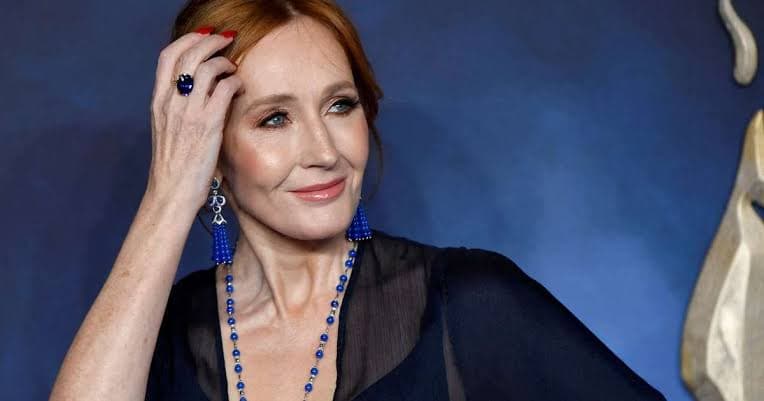 Ativistas trans protestam contra J.K. Rowling em evento de Harry Potter