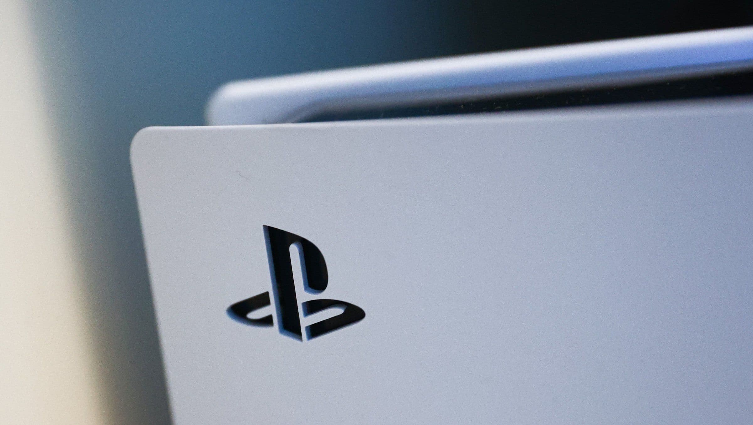 Hacker leva US$ 50 mil da Sony por falha do PS5 e vira alvo da galera