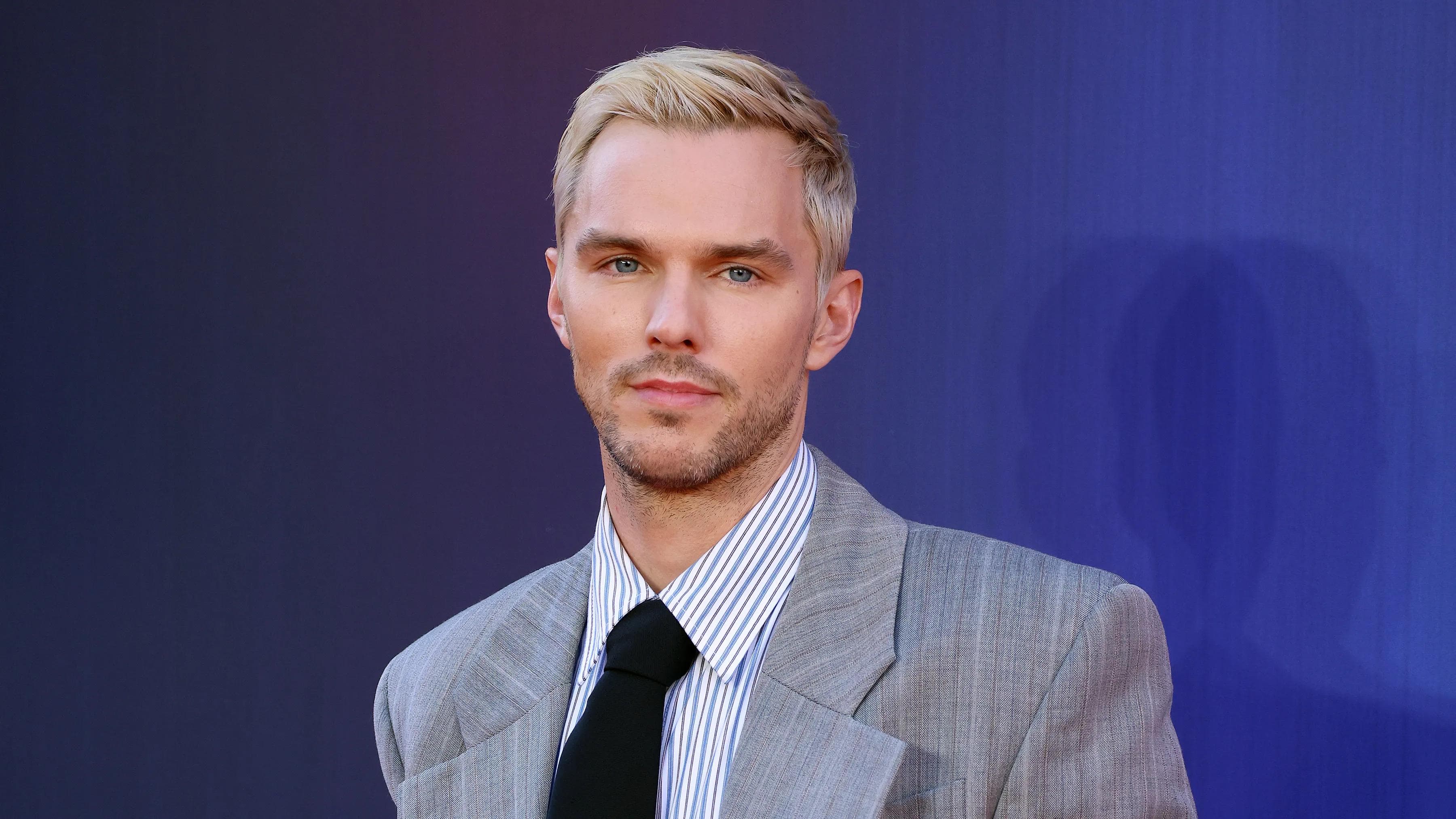 Nicholas Hoult é Gilderoy Lockhart na 2ª temporada de Harry Potter