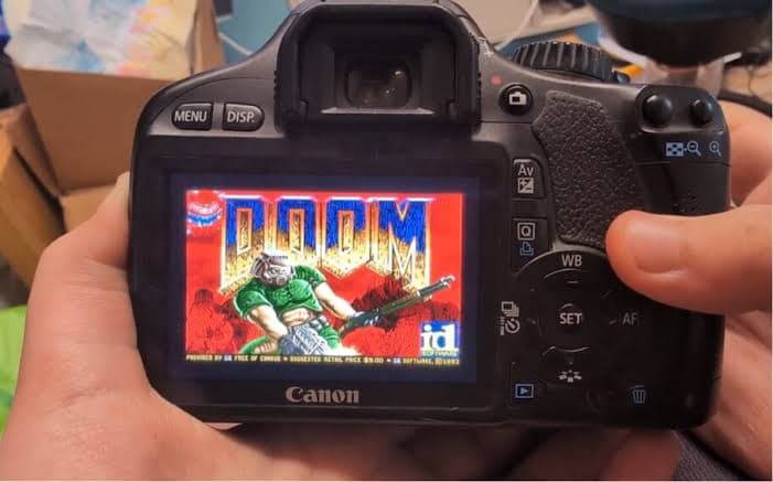 Doom rodando em câmera DSLR de 2010? Sim, isso aconteceu